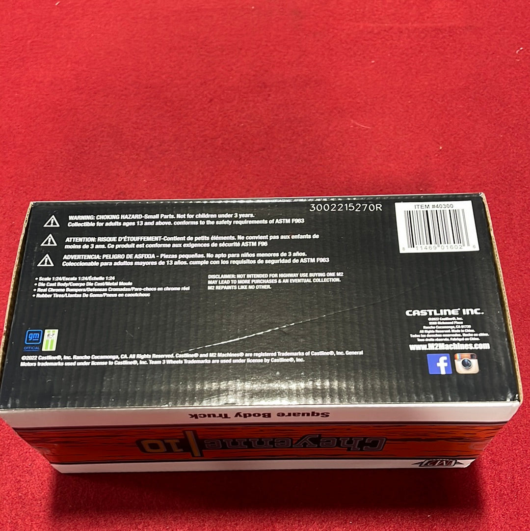 M2 1973 Chevrolet Cheyenne 10 White with Wood Grain 1:24