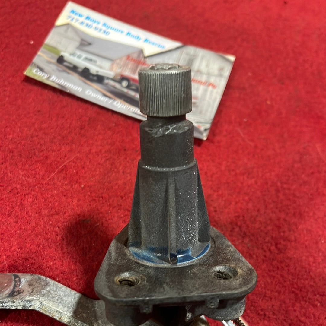 RH Wiper Arm Transmission Mount (84-91)